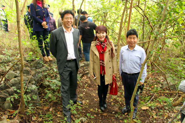 右一：周金星教授，中：张卫董事长